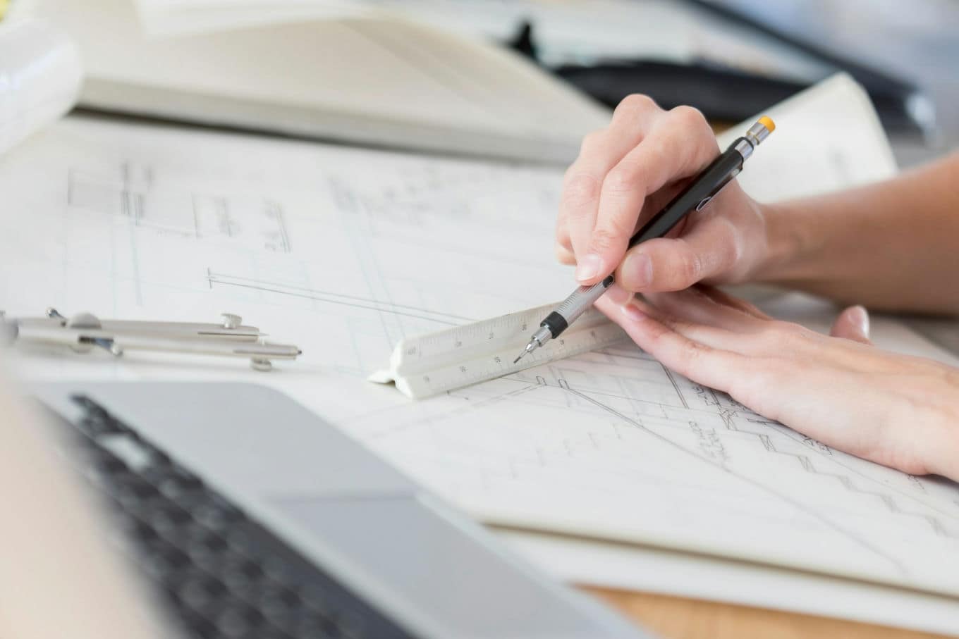 architekt kreślący projekt domu